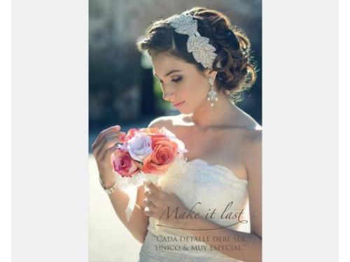 Modelo: lorena bischof
moda 
vestido: the wedding corner
ramos, zapatos, accesorios, paraguas: fiancée querétaro
accesorios de cabello: oh ma lola hairwear & accessories
hair and makeup: brianté by itzel ortega