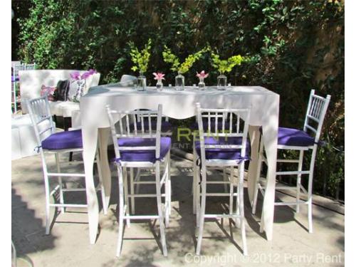 Periqueras y mesa decorada