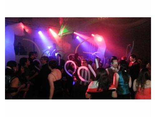 Tus invitados bailando