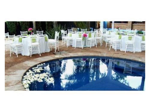 Al rededor de la piscina