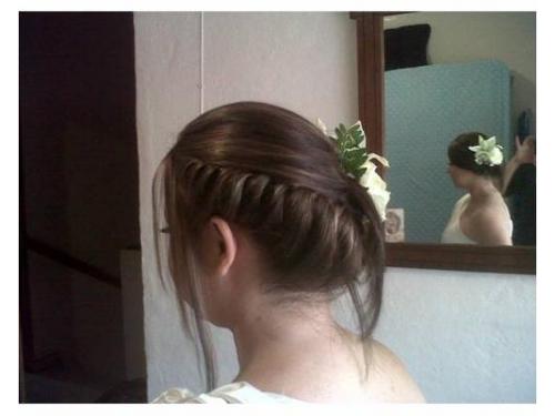 Peinado con tocado floral