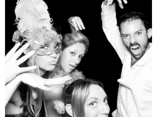 Muy divertidos los invitados en la cabina