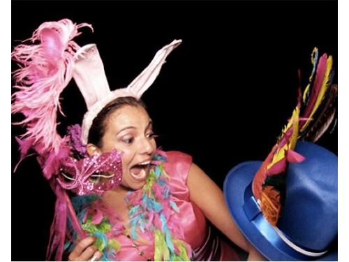 Con unas divertidas orejas de conejo y un gran sombrero