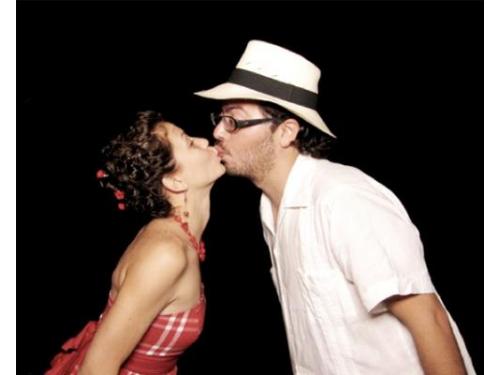Los invitados capturando un beso