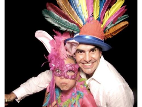 Antifaces y coloridos sombreros