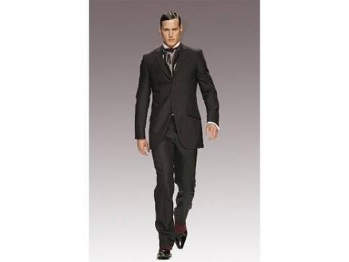 Lo mejor en trajes oscuros para novio