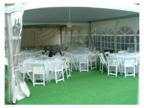 Montaje de mesas dentro de la carpa