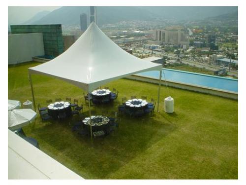 Toldo y mesas en jardín