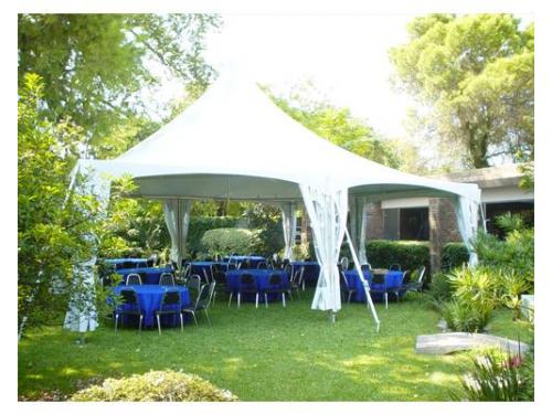 Montaje de carpa blanca y sillas listo para los invitados