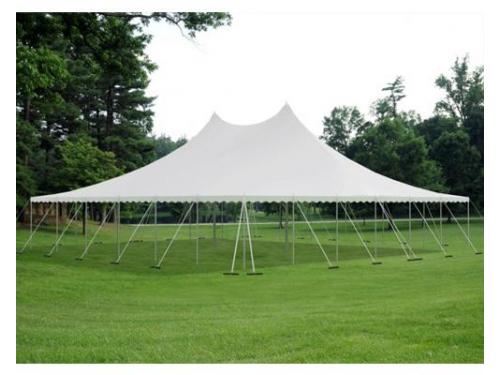 Toldo alto y blanco en jardín