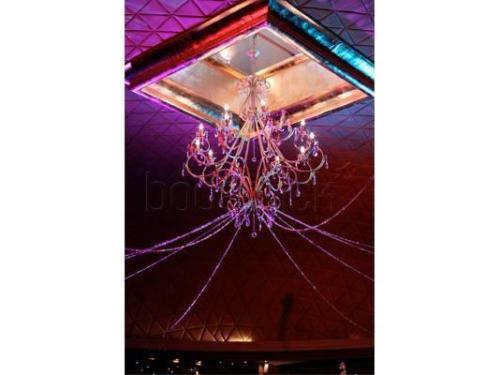 Candelabro que adorna el salón