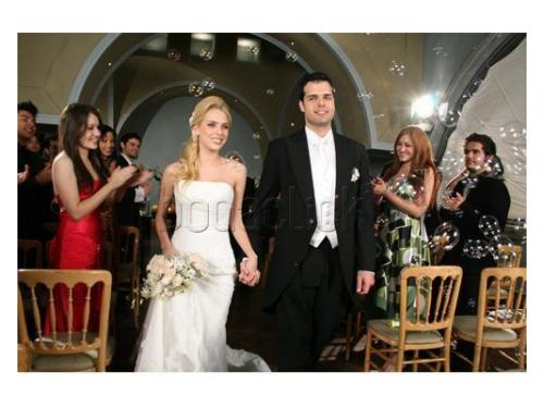 En su entrada al salón rodeados de la familia