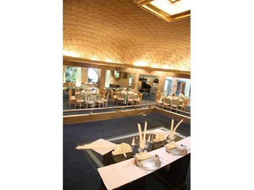 Mesa principal muy elegante para los novios