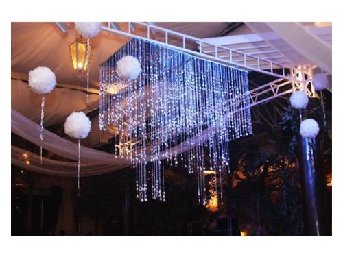 Salón decorado con bellas lámparas