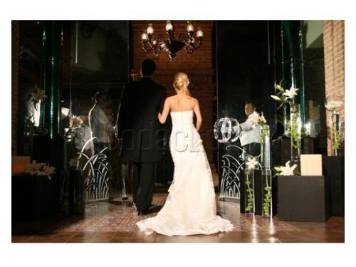 Novios entrando al salón