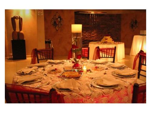 Mesa con sillas decoradas