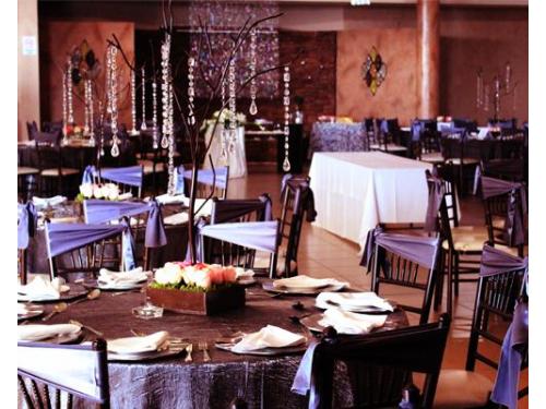 Montaje de mesas oscuro