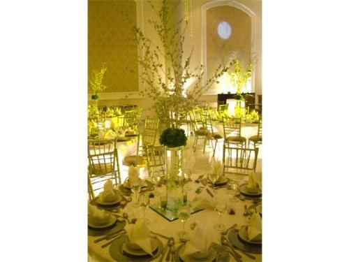 Impecable montaje para tu eventos con arreglos de flores altos