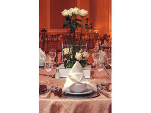 Centro de mesa con hermosas rosas blancas