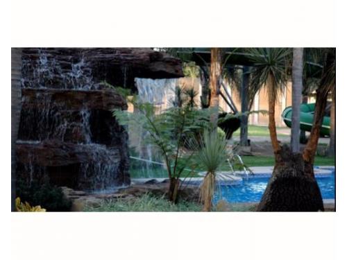 Vista cascada junto a alberca