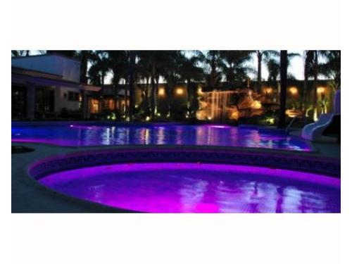 Alberca iluminación morada