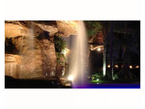 Cascada iluminada por la noche