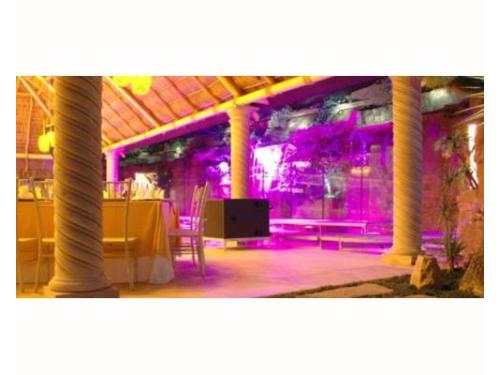 Montaje con iluminación morada