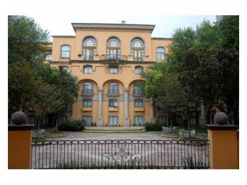 Lugar rodeado por jardines