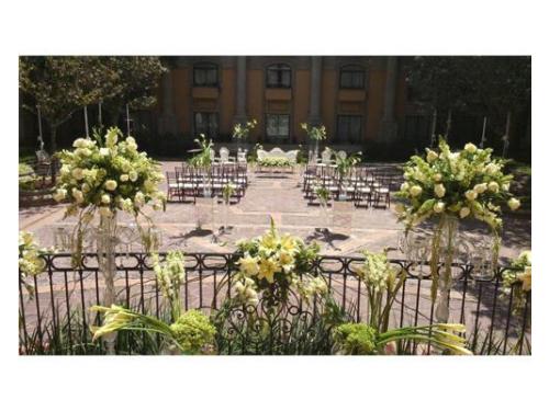 La plaza decorada con hermosas flores