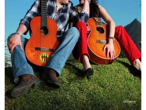 Novios con su guitarra