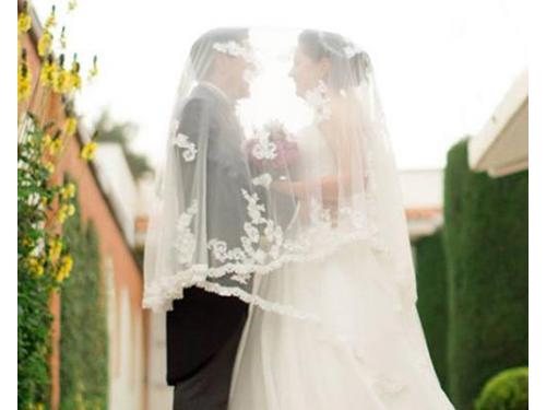 Novios bajo el velo