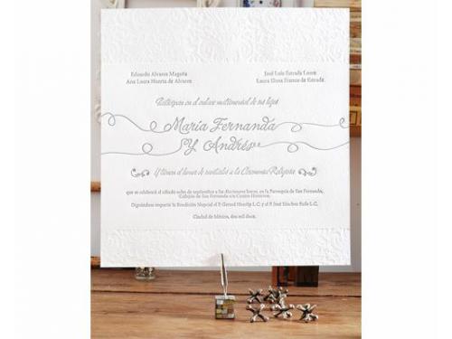 Invitación blanca con letras grises