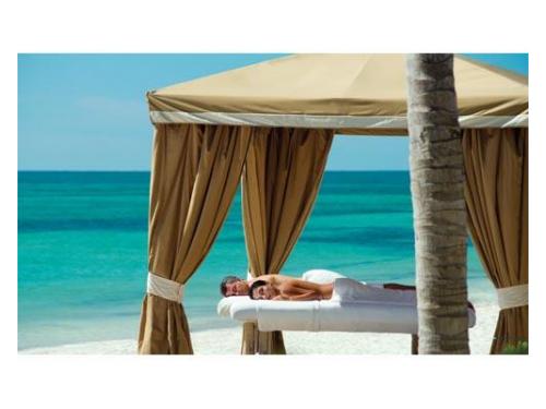 Masaje magico en pareja sobre la playa