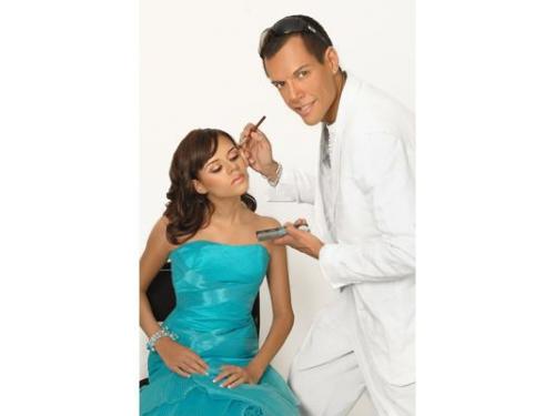 Alejandro cuevas maquillando