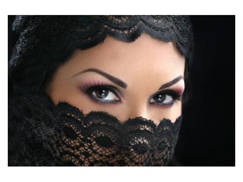 Ojos profundos en tonos obscuros