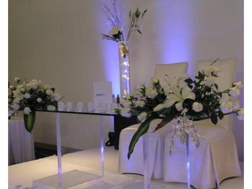 La mesa de los novios adornada con flores