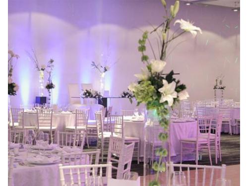 Bellos y altos centros de mesa como parte de la decoración del salón de tu boda