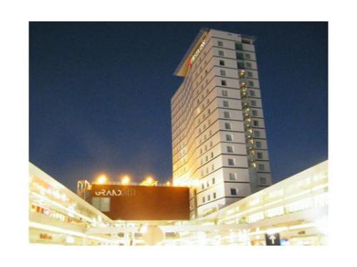 Espectacular vista externa del salón durante la noche