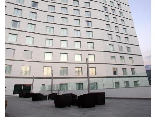 Terraza del salón de tu boda con el hotel detrás