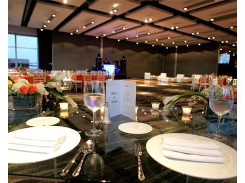 Todas las mesas prefectamente arregladas y acomodadas para recibir a tus invitados