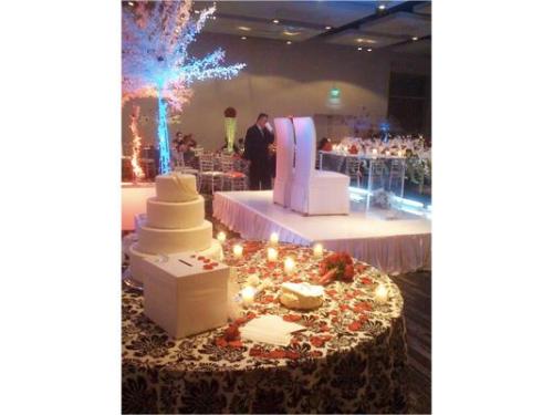 Mesa del pastel y mesa de los novios