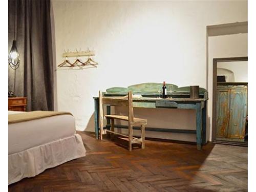 Tv por cable, armario, un escritorio pequeño y baño privado con ducha