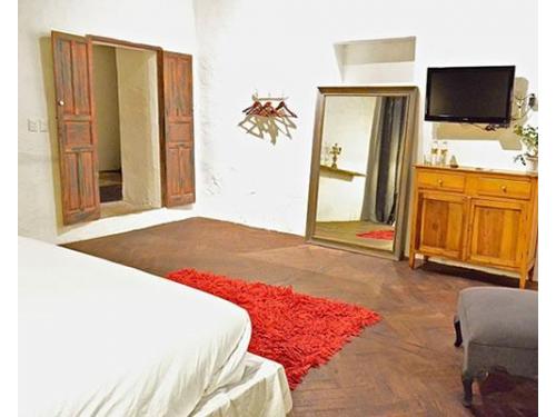 Tv por cable, armario, un escritorio pequeño y baño privado con ducha