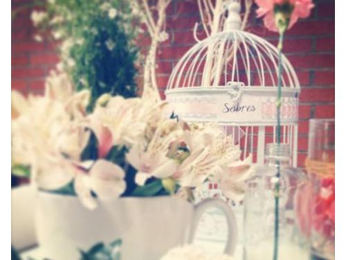 Jaula con arreglo floral