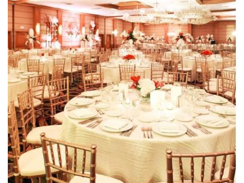 Montaje de mesas, sillas tiffany