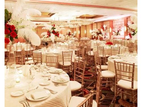 Montaje con centros altos en mesa