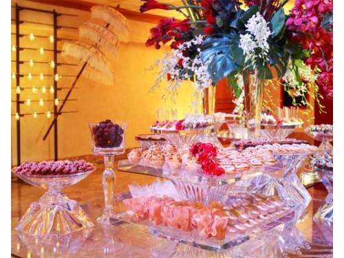 Mesa de deliciosos canapés