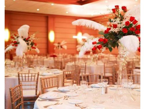 Montaje de mesa con cristalería