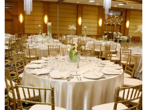 Montaje de boda blanco con alcatraces