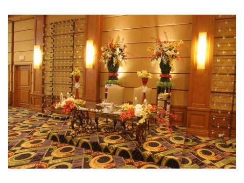 Mesa de novios decorada con flores